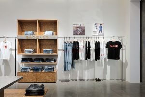 Saso牛仔服裝店鋪裝修設(shè)計 墻邊展架